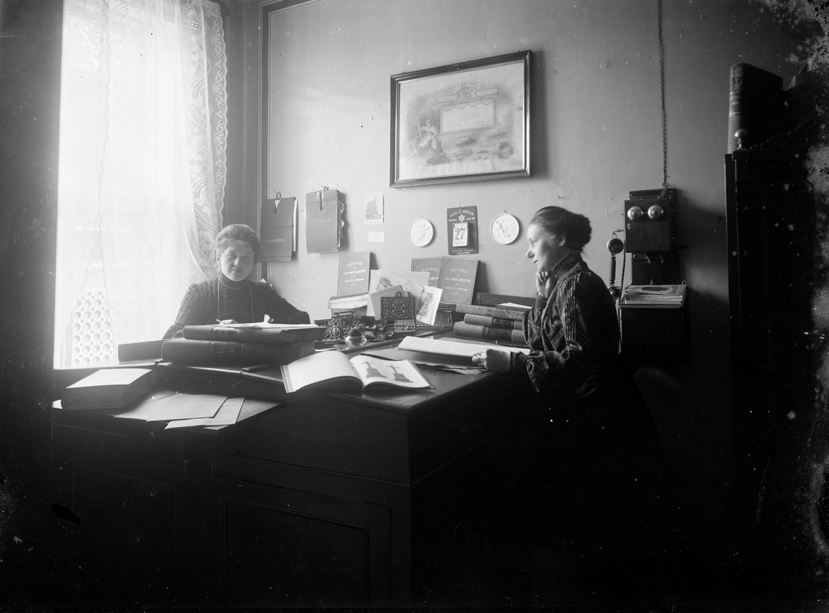 Gustav Borgen, Kontorlokale, to kontordamer ved skrivebordet. Kjøpmann galanerihandel/fabrikant/stenhuggeri/gravmonumenter, John Fridrich Adolph Køltzow.