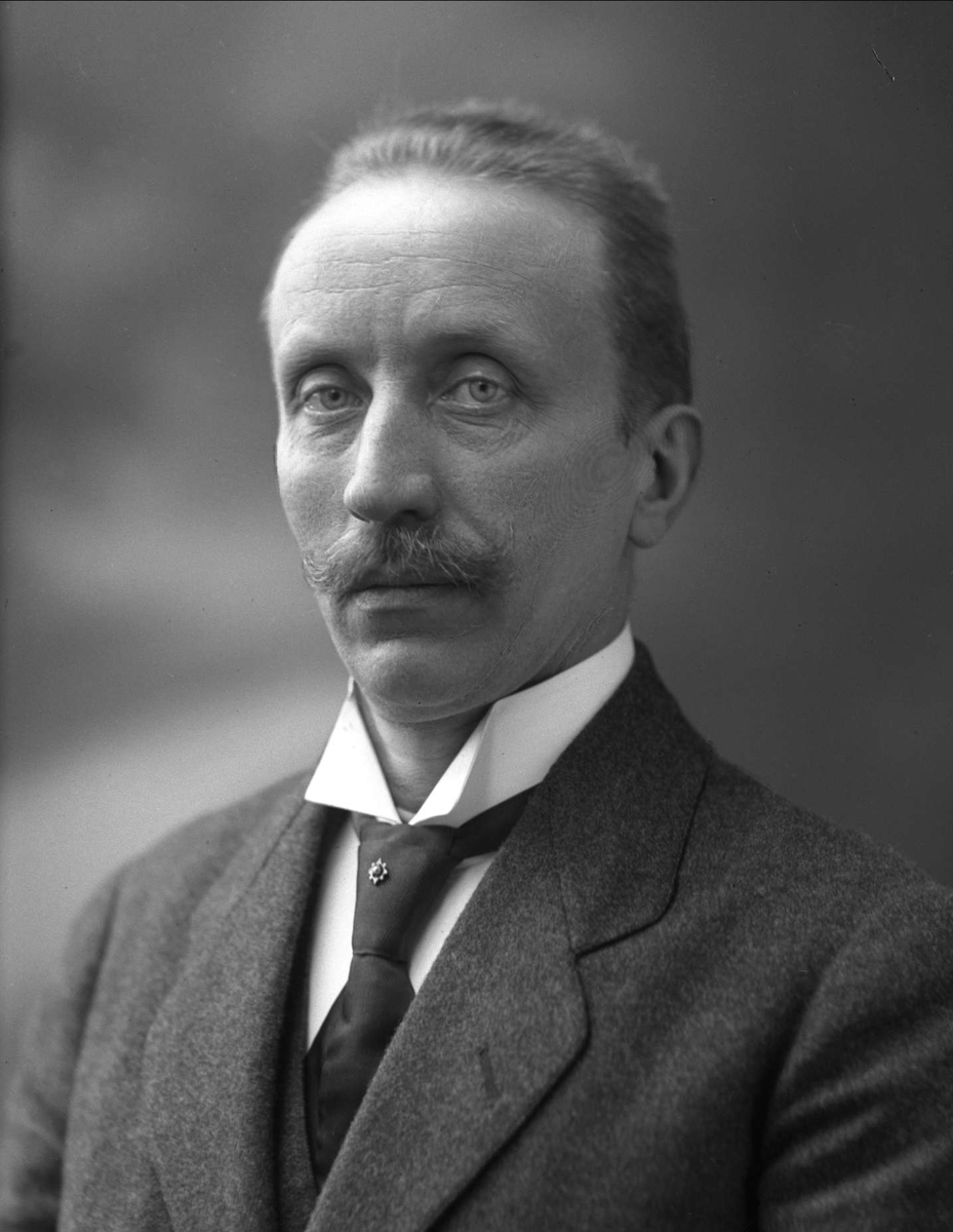 Gustav Borgen, Portrett, mann i dress. Carl Christiansen.