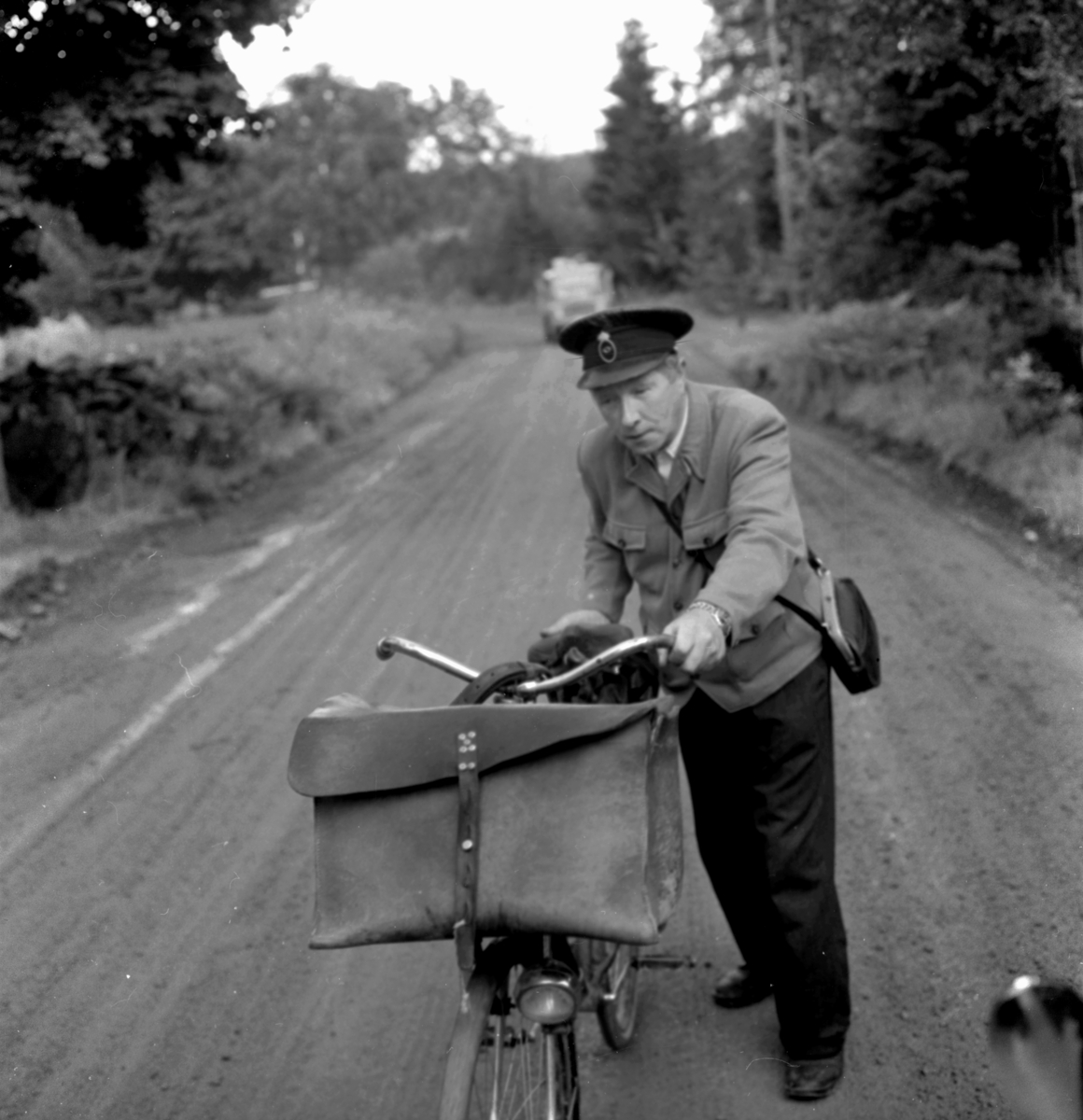 Örebro Kuriren, Lantbrevbärare i Mullhyttan. Bildsidan. 14 augusti 1955