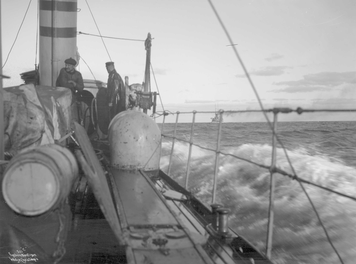 Anders Beer Wilse, Torpedobåt Skrei (b. 1901, Karljohansvern Verft, Horten), baugparti i sjøen