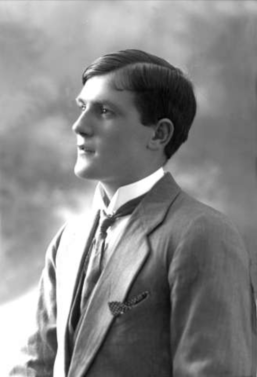 Gustav Borgen, Portrett, mann i lys dress. Gustav Hestvik.