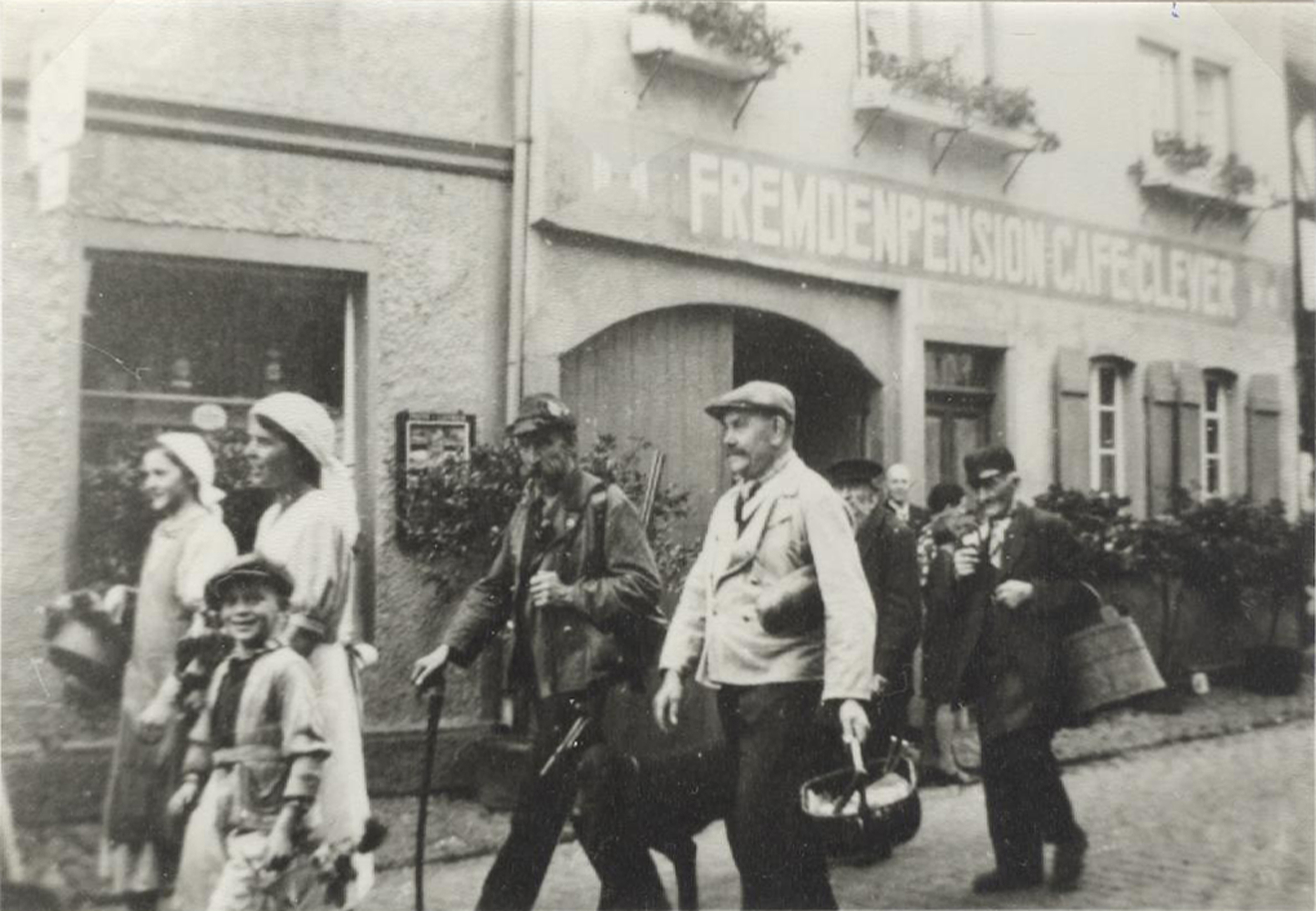 Unknown artist, Fußgruppe beim Weinfestumzug 1934