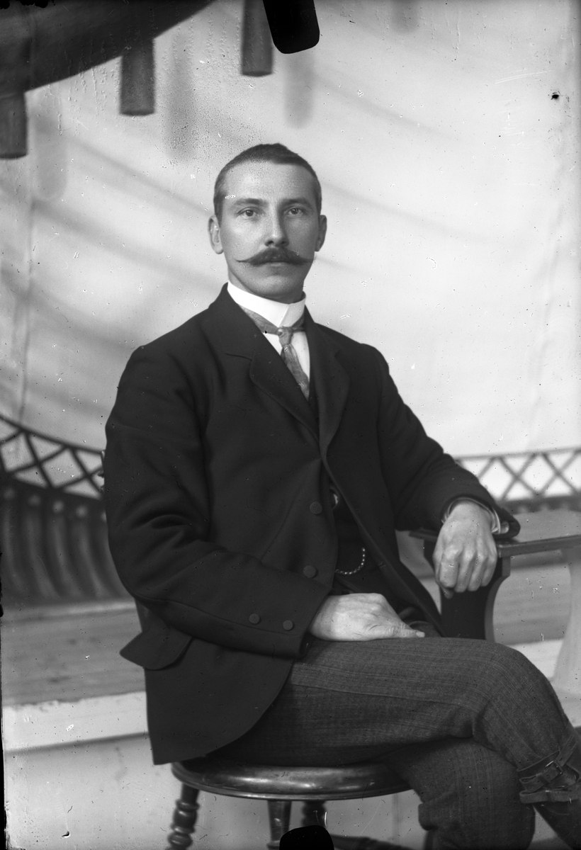 Oscar Holte, Portrett av mann