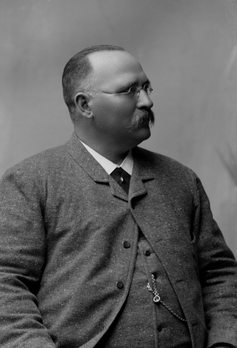 Maria Tesch, Porträtt. Porträttbild från Maria Teschs ateljé. Foto: Maria Tesch. Fotograferad i Maria Teschs ateljé som fanns i Linköping åren 1873 - 1936. Digitaliserad efter original glasnegativ som förvaras på Stiftsbiblioteket /Linköpings stadsbibliotek.