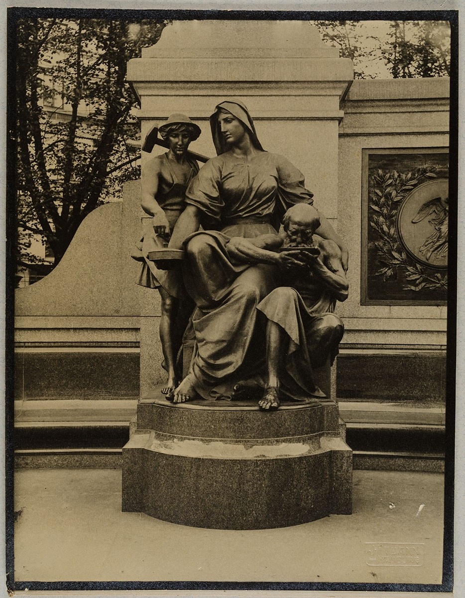 Johann Hinrich W. Hamann, Allegorie "Altersvorsorge" des Hamburger Kaiser-Wilhelm-I.-Denkmals