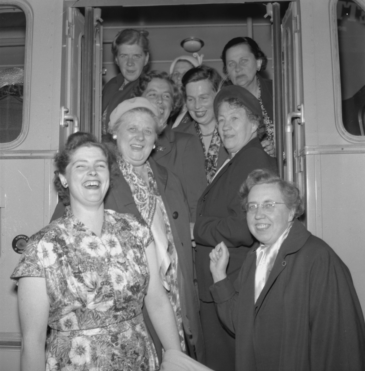 Örebro Kuriren, Svr. kvinnor på brevresa. 23 augusti 1955