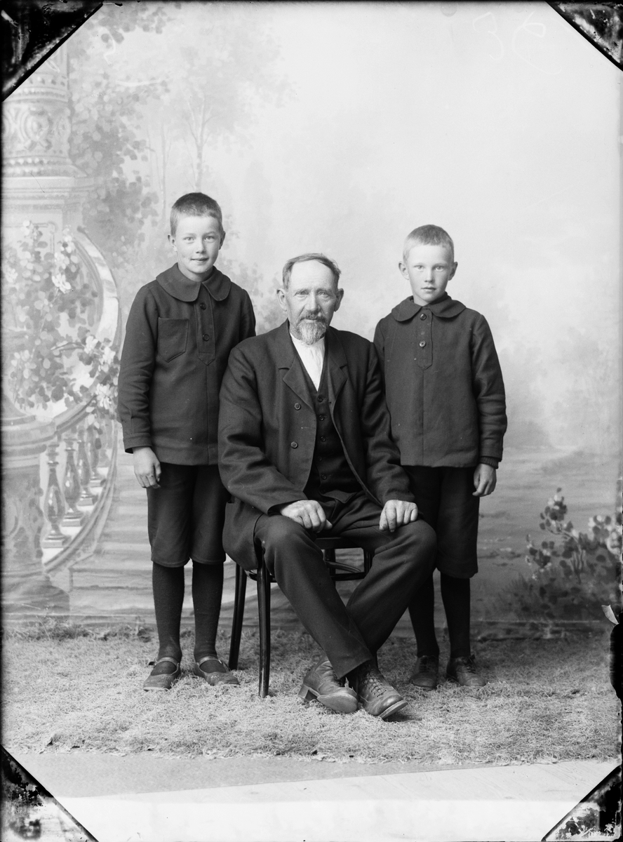 Skötsner-Edhlund, Grupporträtt - en man och två pojkar, Östhammar, Uppland