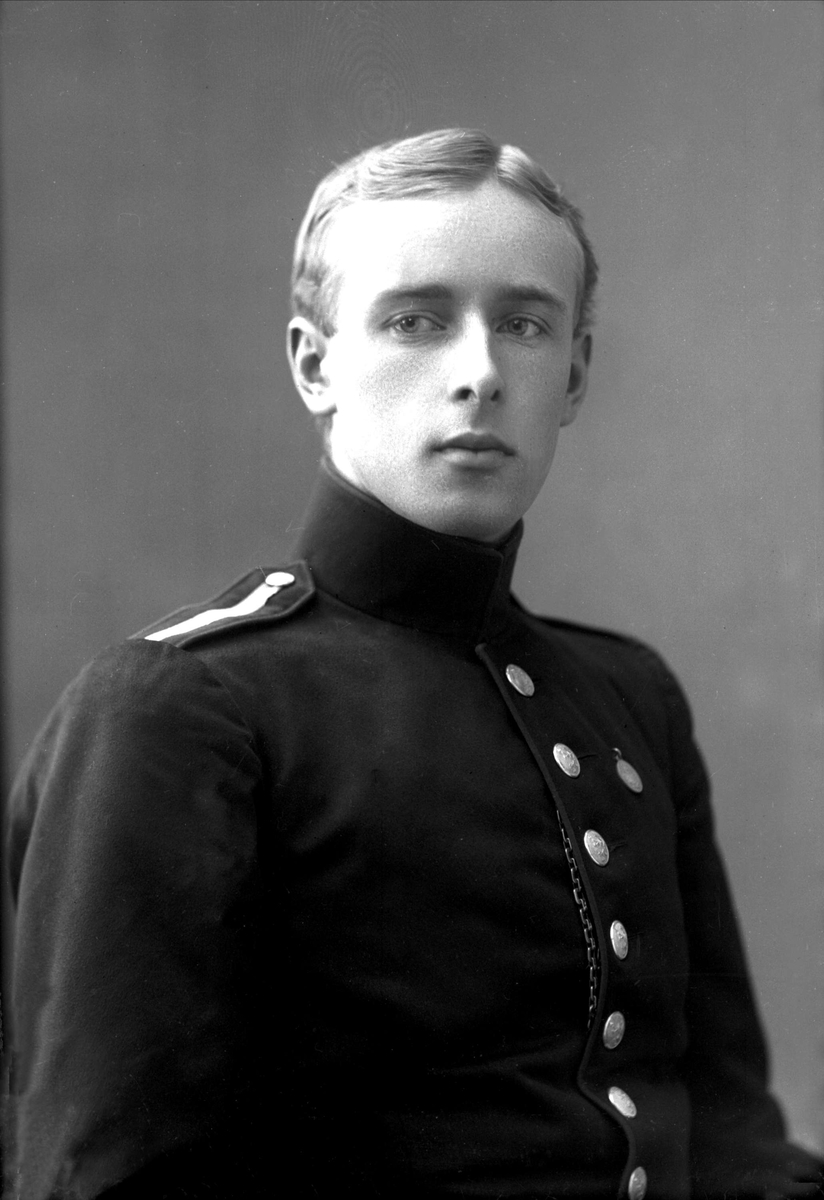 Gustav Borgen, Portrett, mann i kadettuniform.