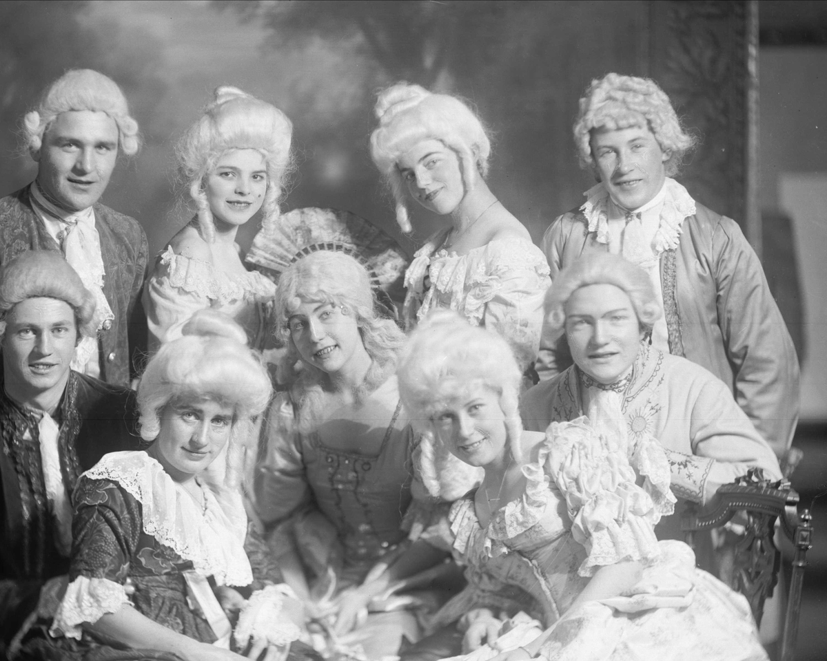 Gustav Borgen, Gruppeportrett, danseensamble, 5 kvinner, fire menn. Kitty Normann. 1700-talls kostymer.