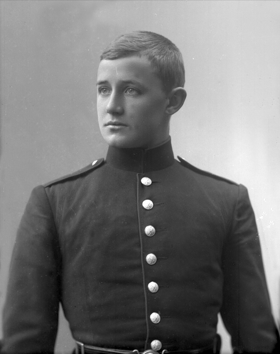 Gustav Borgen, Portrett, mann i kadettuniform.