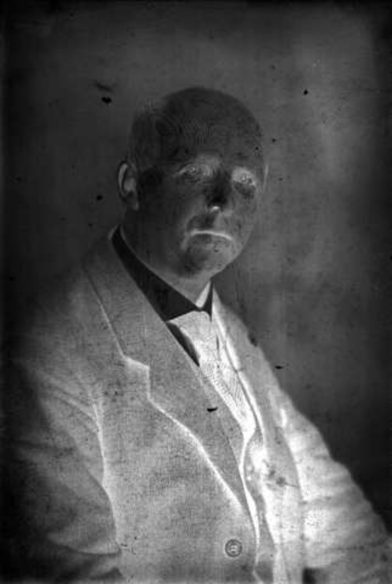 Gustav Borgen, Portrett, mann med dress og hatt. Robert Johnsen.
