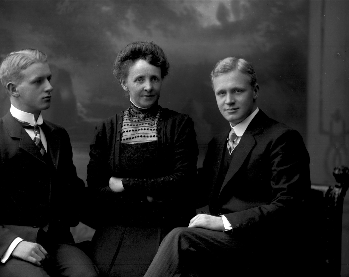 Gustav Borgen, Gruppe, mor og to sønner. Sofie, Sverre og Ivar Saastad.