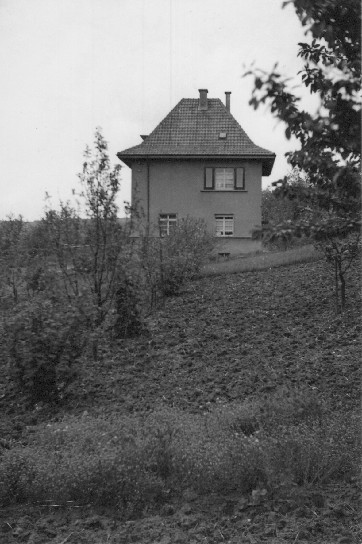 Unknown artist, Drei Fotos von Haus im Heerweg Bodendorf im Jahr 1937