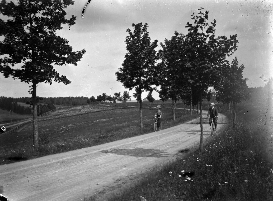 Ester Pettersson, En man och en kvinna på cykel.