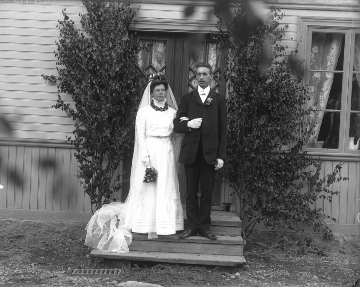 Gustaf Ferdinand Hallberg, Wedding, bridal couple. Residential buildings.