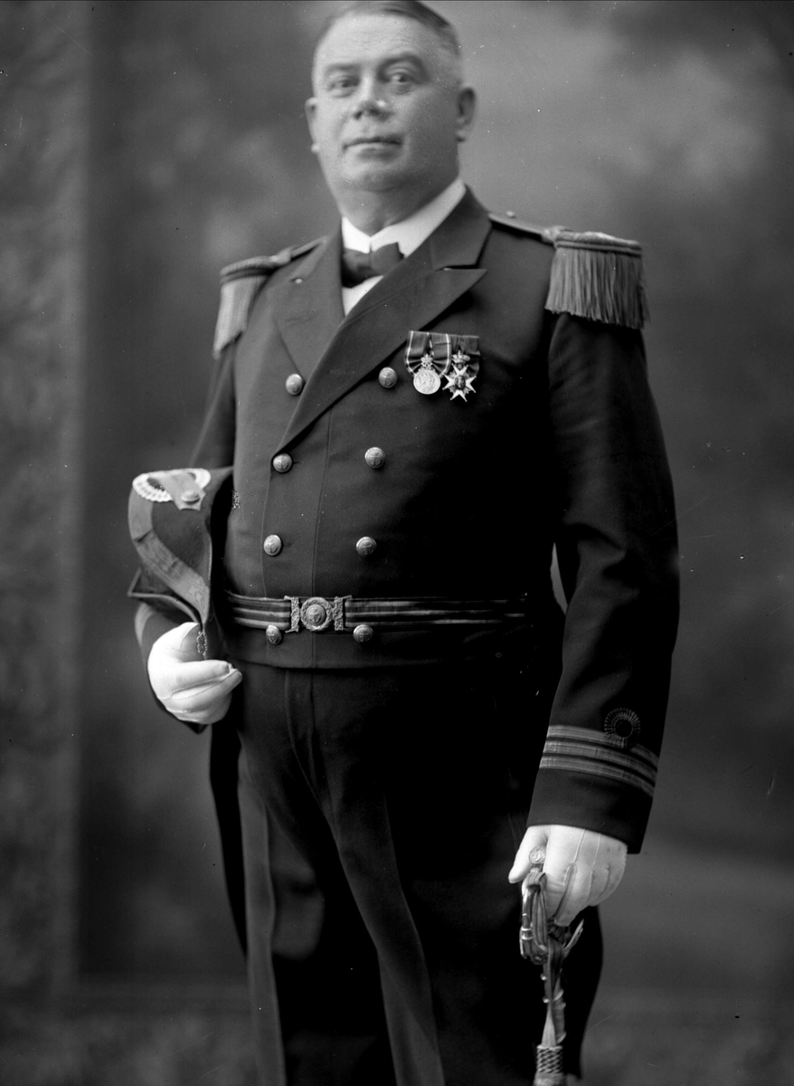Gustav Borgen, Portrett, kommandør Lund i uniform som kapteinløytnant, marineuniform.