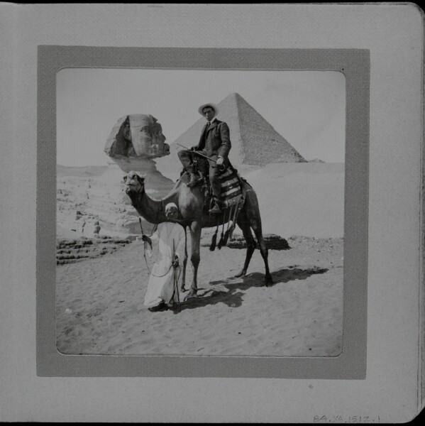 Unknown, Photographien. (cover title) [Views, group and occupational portraits in Egypt]