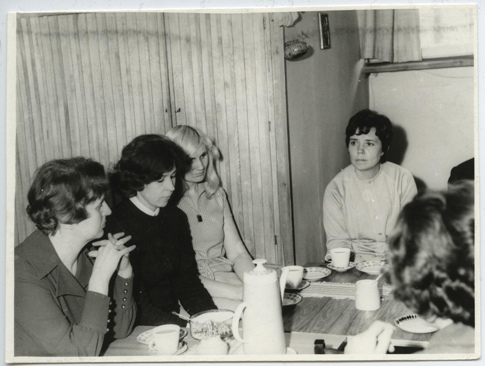 resin (depicted) pond, Tartu linna tööstuskunstnike kokkutulek muuseumis 14. aprillis 1971. Kohvilauas. Paremalt esimene muuseumi direktor Vaike Tiik.