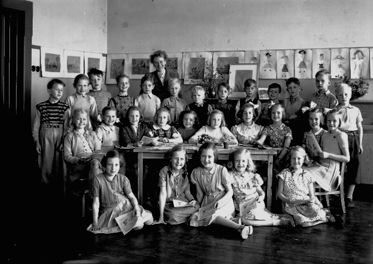 Sven Lindskog, Olaus Petriskolan, classroom interior, 27 schoolchildren with teacher Mrs Maja Mollbeck. Class 2c, Hall 18.