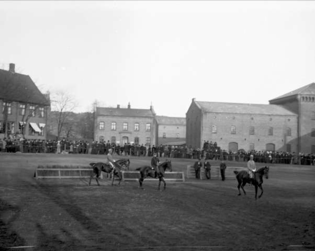 Gustav Borgen, Festningsplassen Akershus festning, Oslo. Militær rideoppvisning.