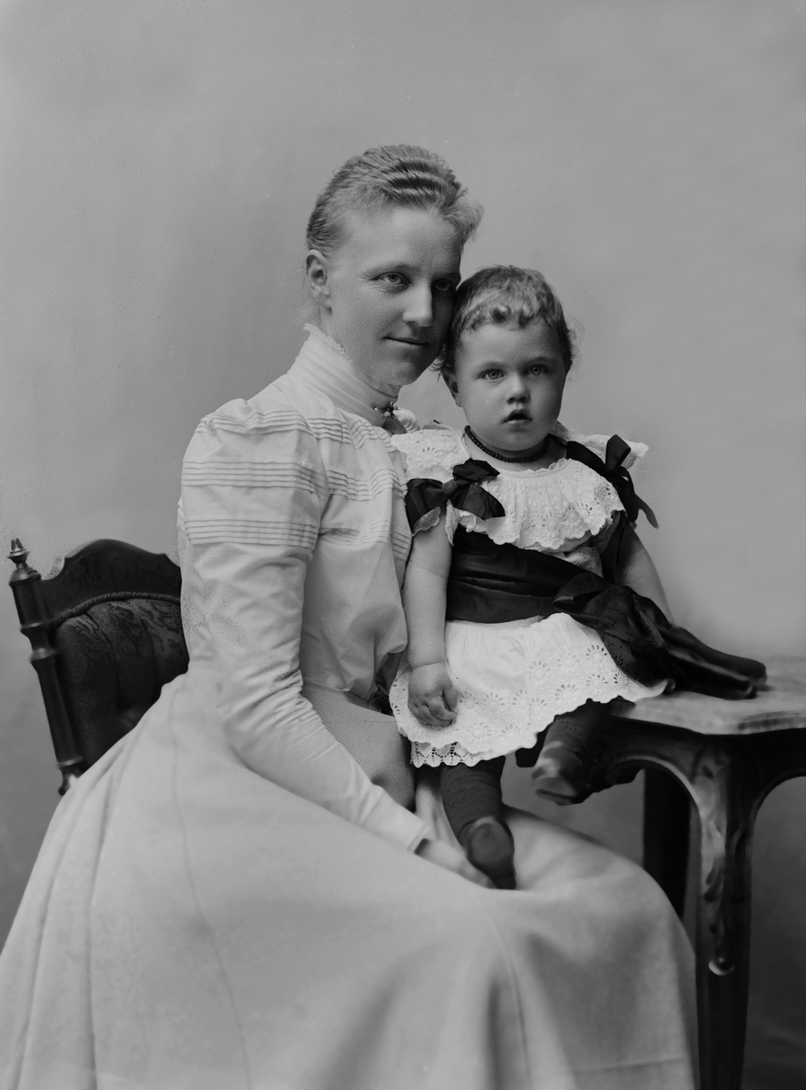 Maria Tesch, Maria von Rosen E.A f. Adelswärd med barn. Foto: Maria Tesch. Fotograferad i Maria Teschs ateljé som fanns i Linköping åren 1873 - 1936. Digitaliserad efter original glasnegativ som förvaras på Stiftsbiblioteket /Linköpings stadsbibliotek.