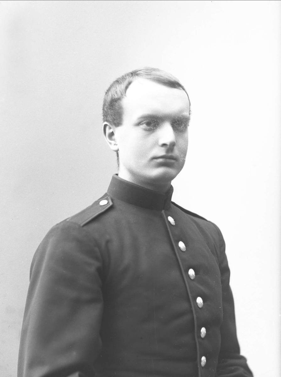 Gustav Borgen, Portrett, mann i kadettuniform.