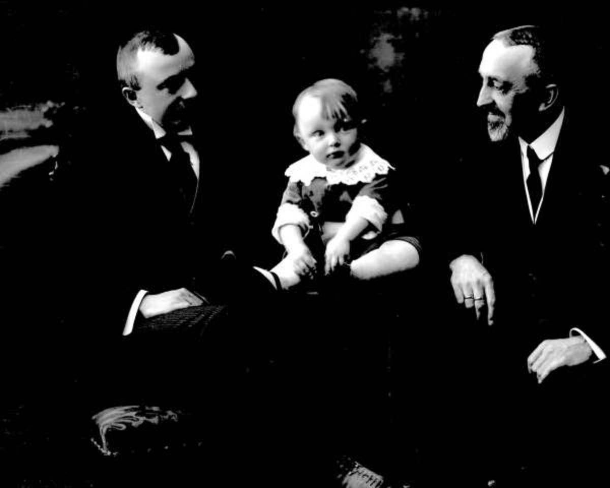 Gustav Borgen, Gruppeportrett, tre generasjoner menn. Direktør Vig med familie.