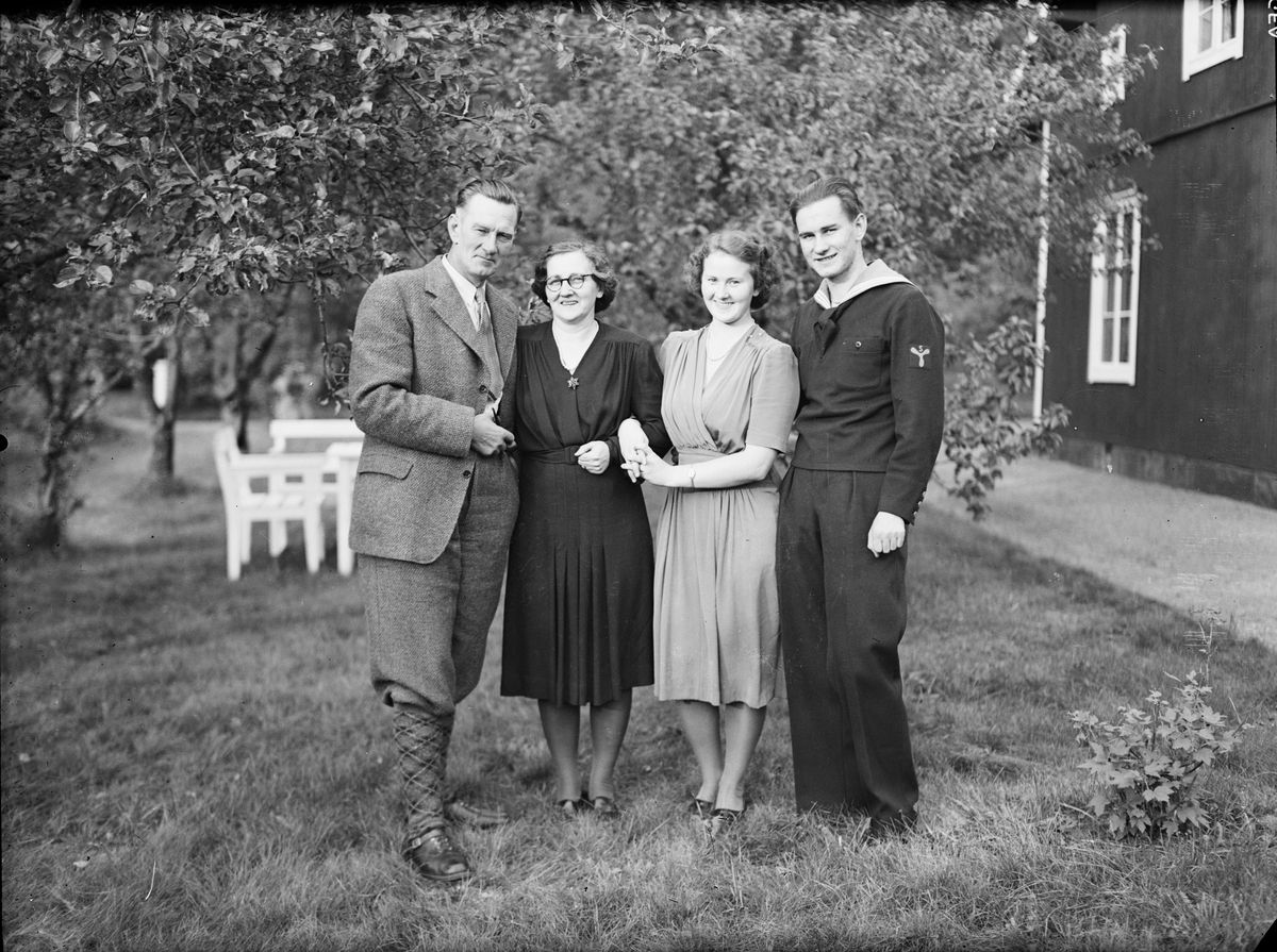 Skötsner-Edhlund, Holger Nelander tillsammans med familj i trädgården, på 50-årsdagen, Parkudden, Harg socken, Uppland