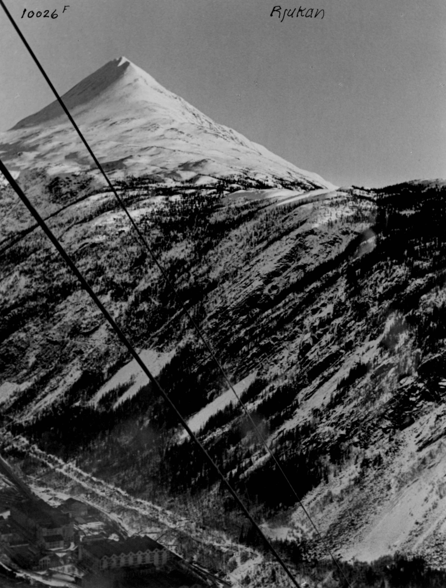 Anders Beer Wilse, Taubanenen i Rjukan med Gaustatoppen i bakgrunnen.
