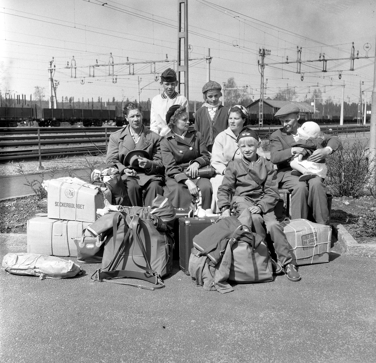 Anders Bogland, Finns moving back to Finland, family group at the railway station.