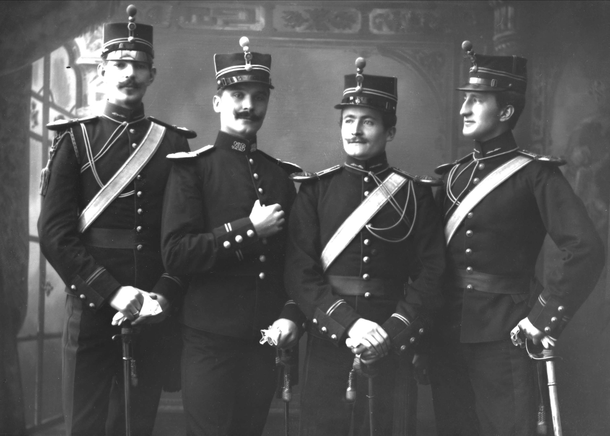 Gustav Borgen, Gruppeportrett, fire menn i løytnantsuniformer. Løytnant Ravnsborg.