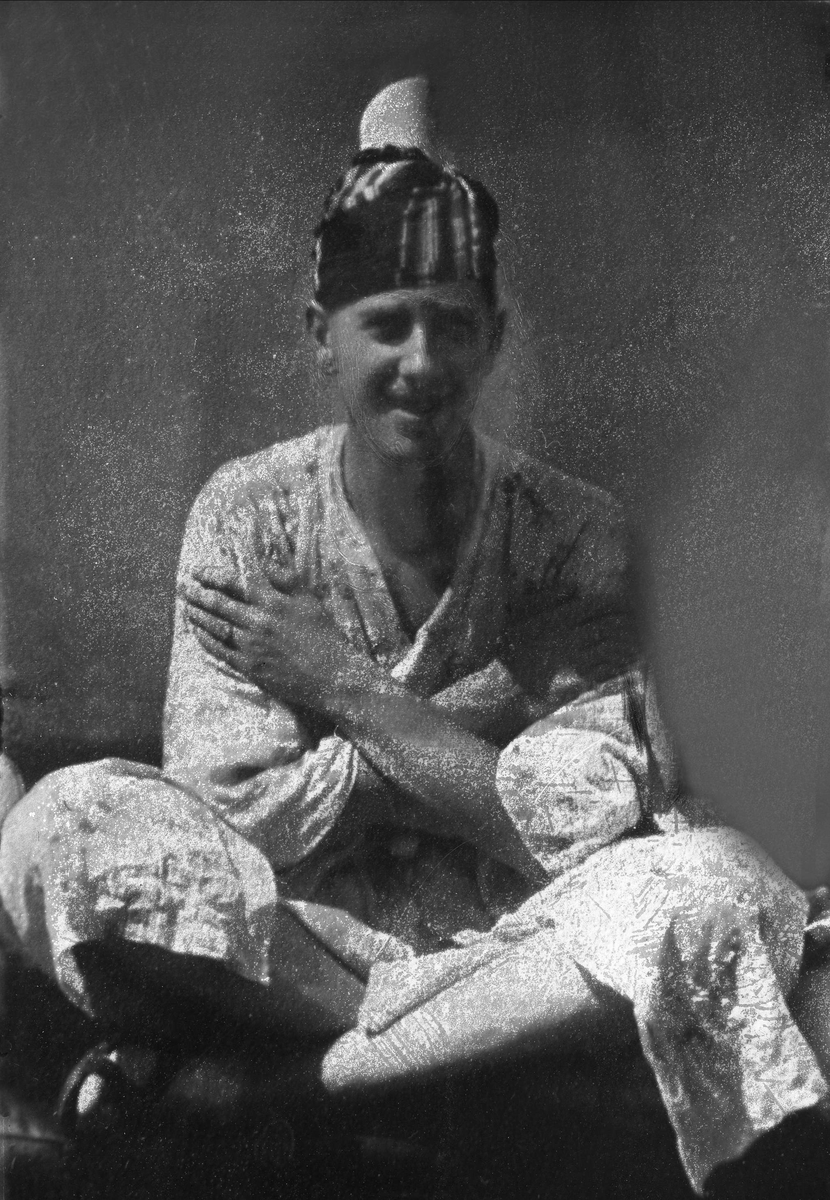 Gustav Borgen, Avfotografering. mann utkledd i asiatiske klær.