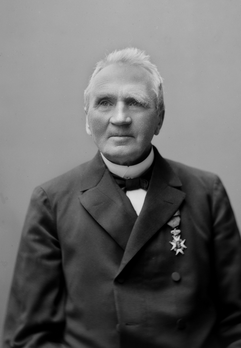 Maria Tesch, Porträtt. Porträttbild från Maria Teschs ateljé. Foto: Maria Tesch. Fotograferad i Maria Teschs ateljé som fanns i Linköping åren 1873 - 1936. Digitaliserad efter original glasnegativ som förvaras på Stiftsbiblioteket /Linköpings stadsbibliotek.