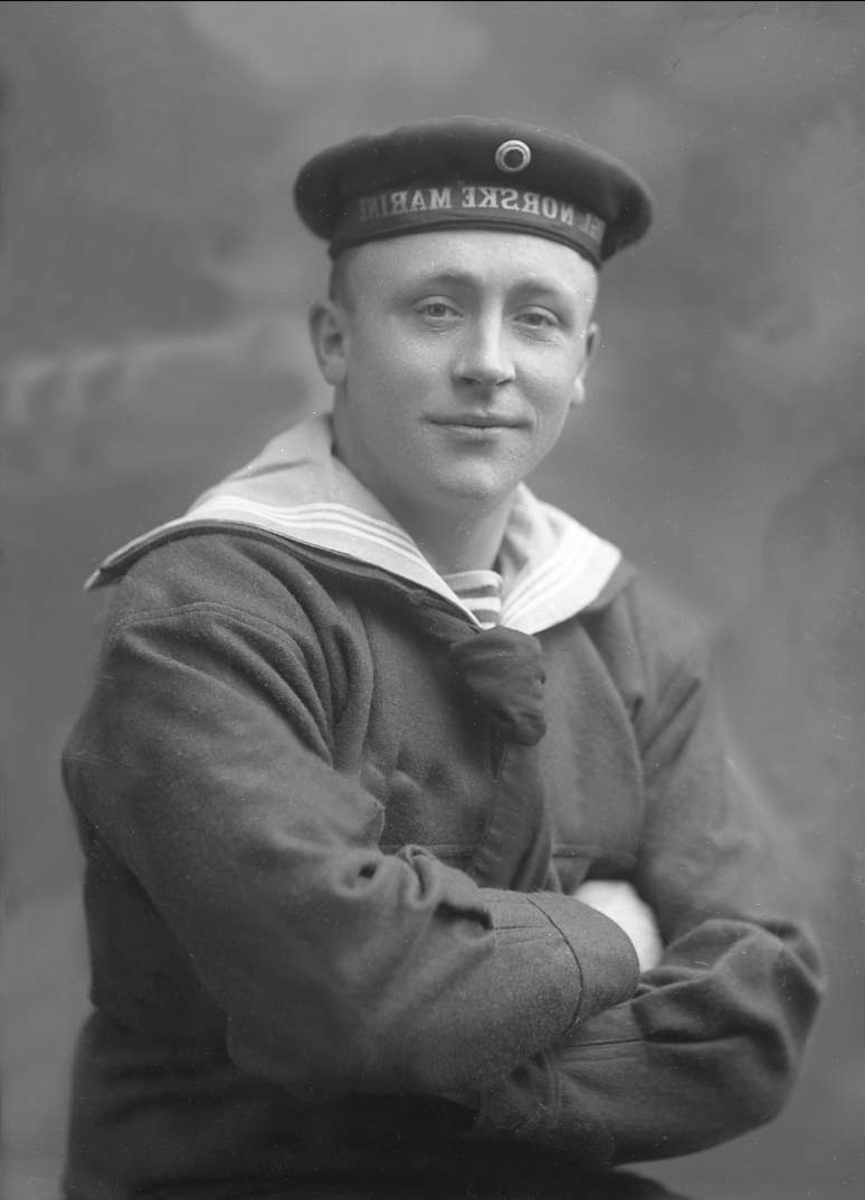 Gustav Borgen, Portrett, mann med matrosuniform. Den norske marine. Viggo Jarmann.