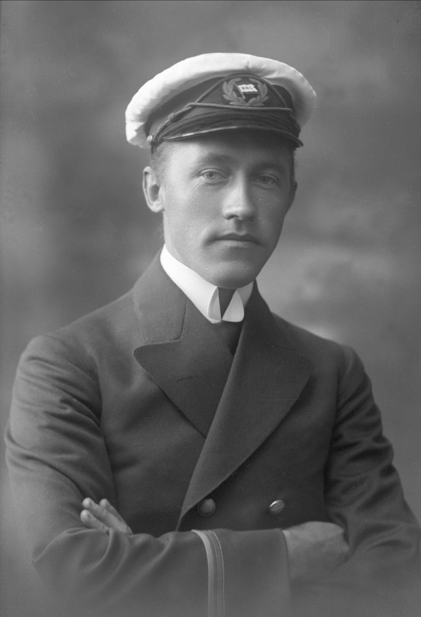 Gustav Borgen, Portrett, mann i sjømannsuniform. Handelsflåten.