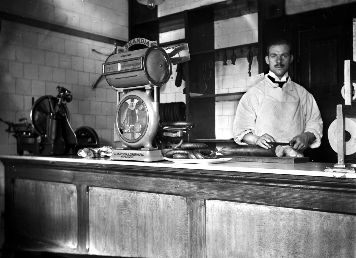 Evald Eriksson, Axel in Claesson’s store.