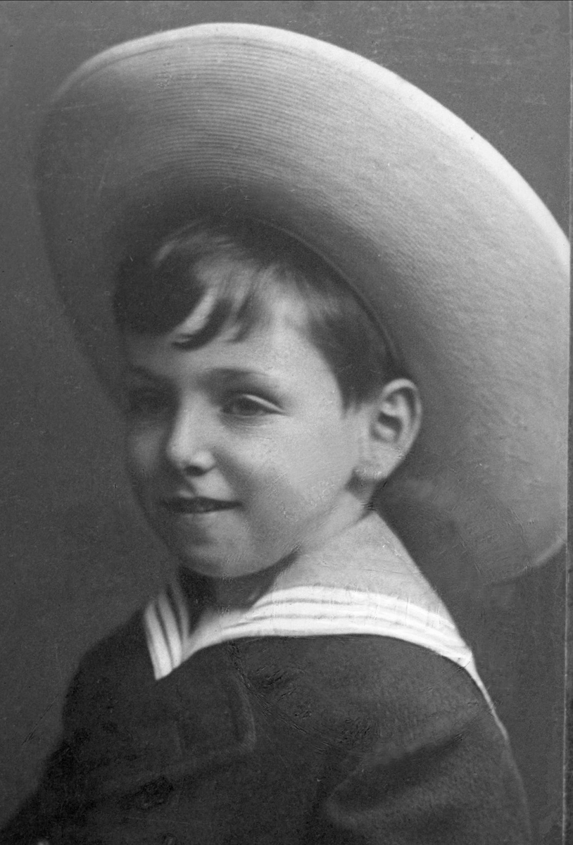 Gustav Borgen, Avfotografering. Portrett av barn med matrosdrakt og stor hatt.