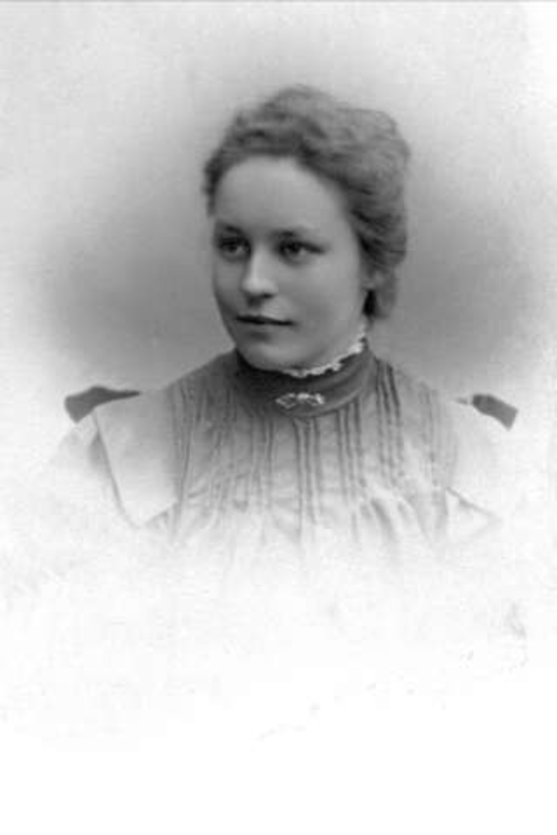 Gustav Borgen, Portrett, kvinne i lys drakt.