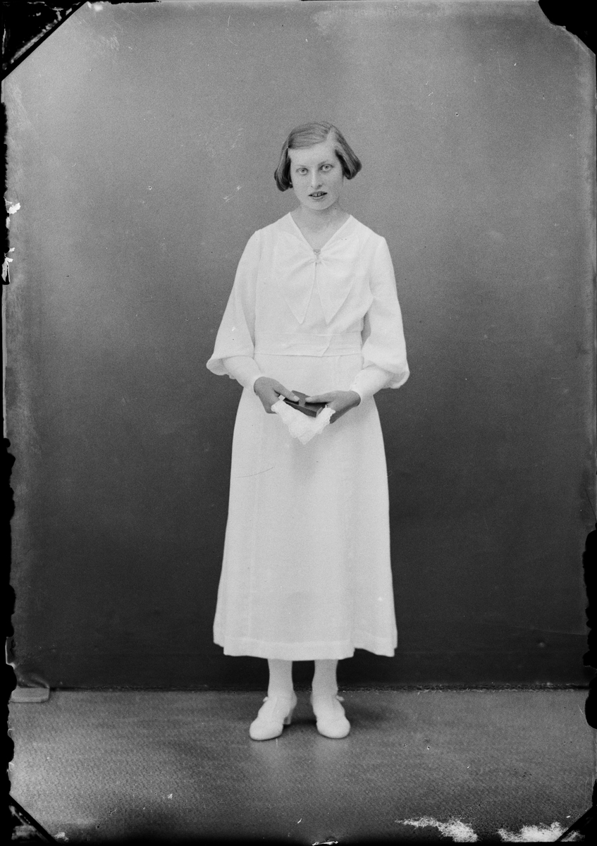 Skötsner-Edhlund, Ateljéporträtt - Dagny Mattsson från Duderö, Börstil socken, Uppland