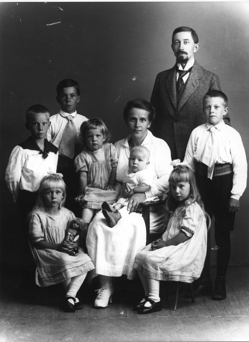 Calla Helena Sundbeck, C O Fredriksson från Vaggeryd med familj. Ateljébild.