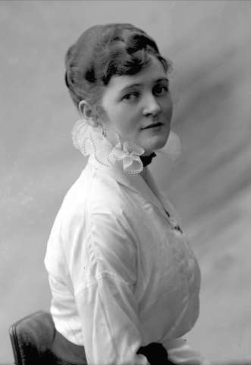 Gustav Borgen, Portrett, kvinne i lys drakt. Frøken Annie Hansen.