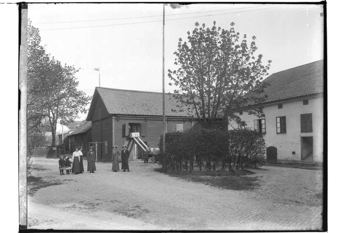 Samuel Lindskog, Two storey residential buildings and magazine. Backyard Interior, 10 people in the courtyard. Shower Axel Söderlindh.