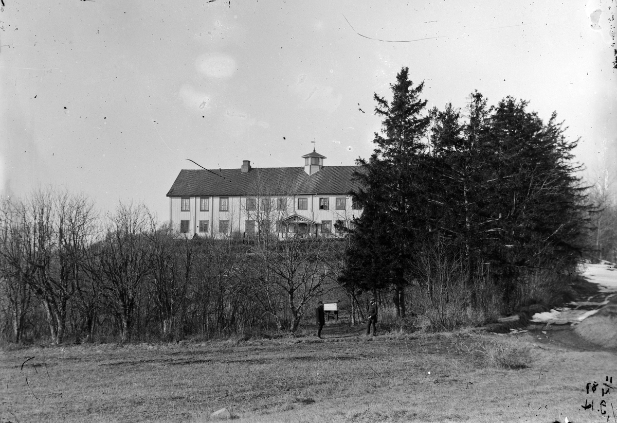Jacob Tollesen Hoel, Hovedbygningen på Hovinsholm gård på Helgøya, Ringsaker. Bygningen brant ned i 1937.