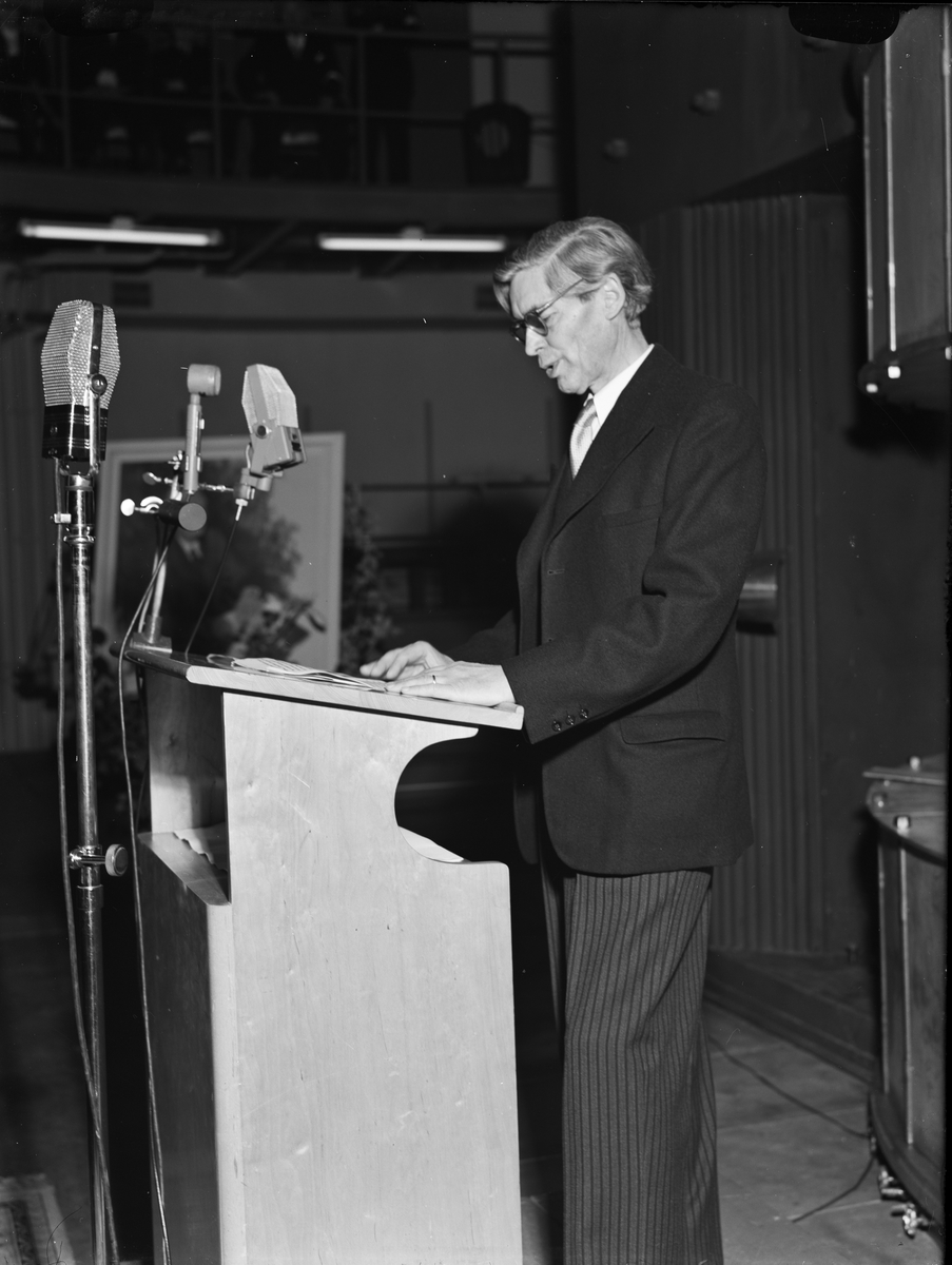 Paul Sandberg, "Cyklotronen mäktigt vetenskapligt instrument", från invigningen av Gustaf Werners institut för kärnkemi, Kåbo, Uppsala december 1949. Professor The Svedberg talar