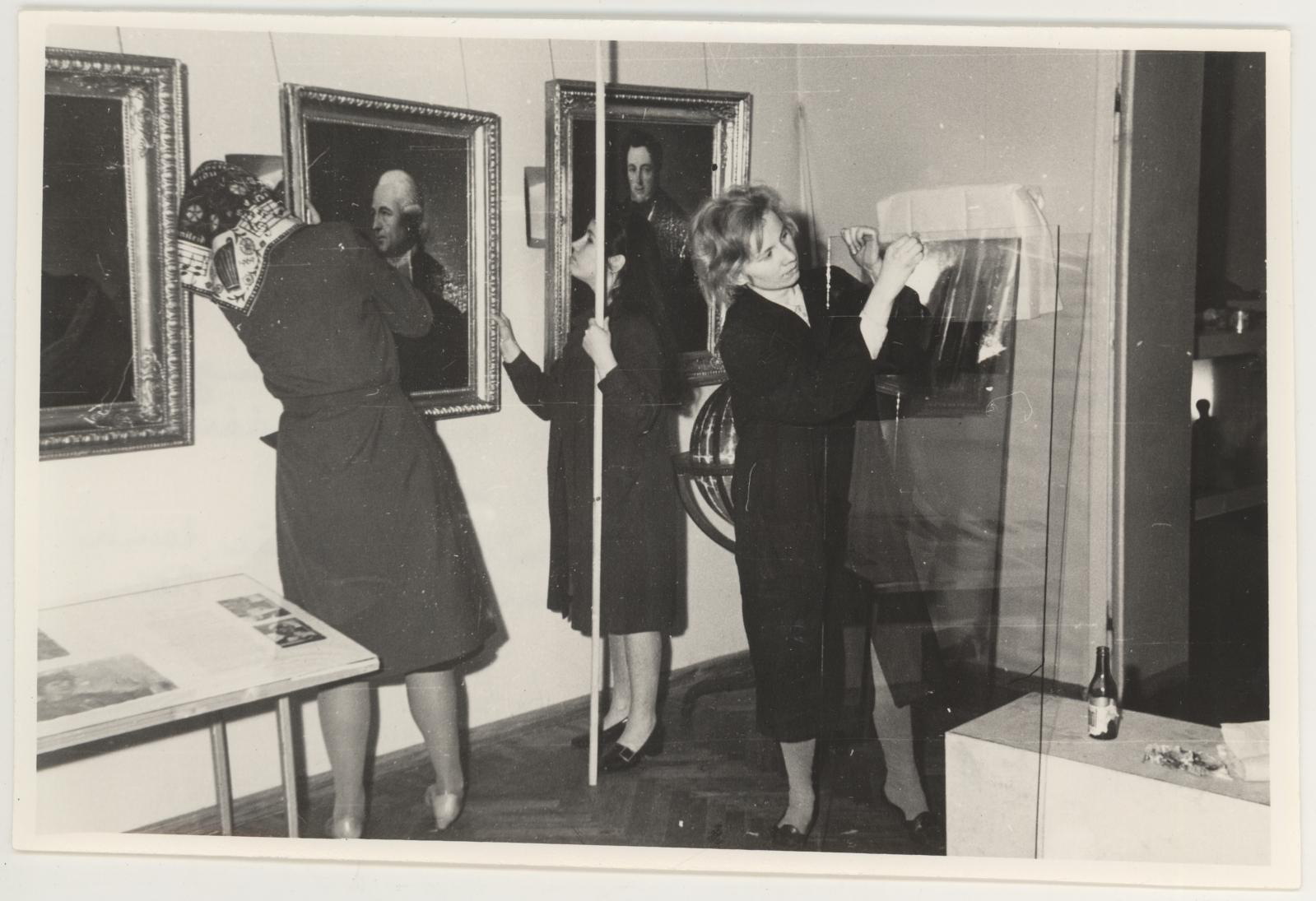 Krista (depicted) Border Hill, Preparation of the exhibition “Predicted Cultural Values” 12.11.1971. Front right - Krista Border Hill, next to him Epp Eltermann and Mari Pill