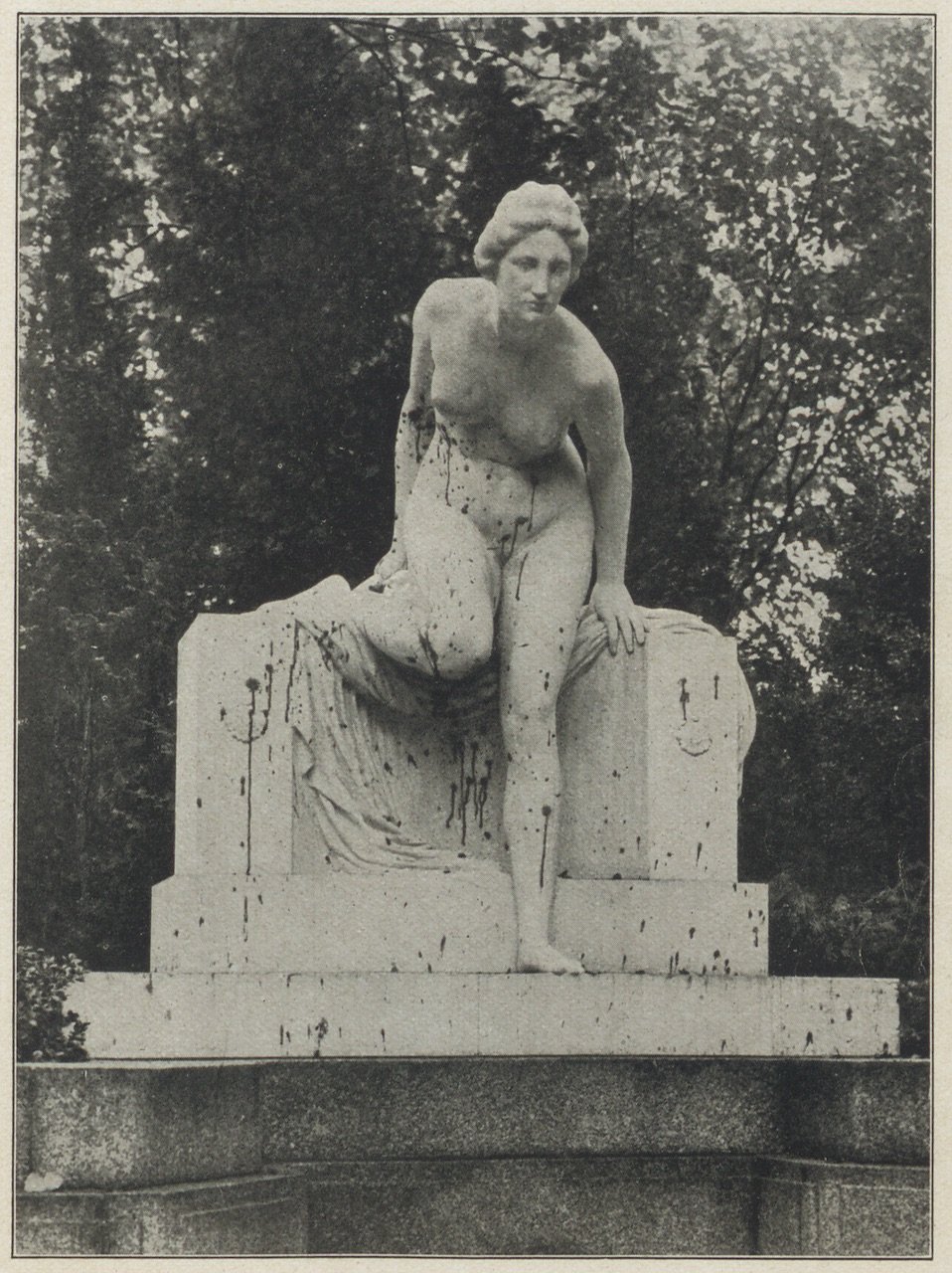 Magnus Hirschfeld, Fotografie der vandalisierten Statue des Nymphenbrunnens in Dresden von 1909