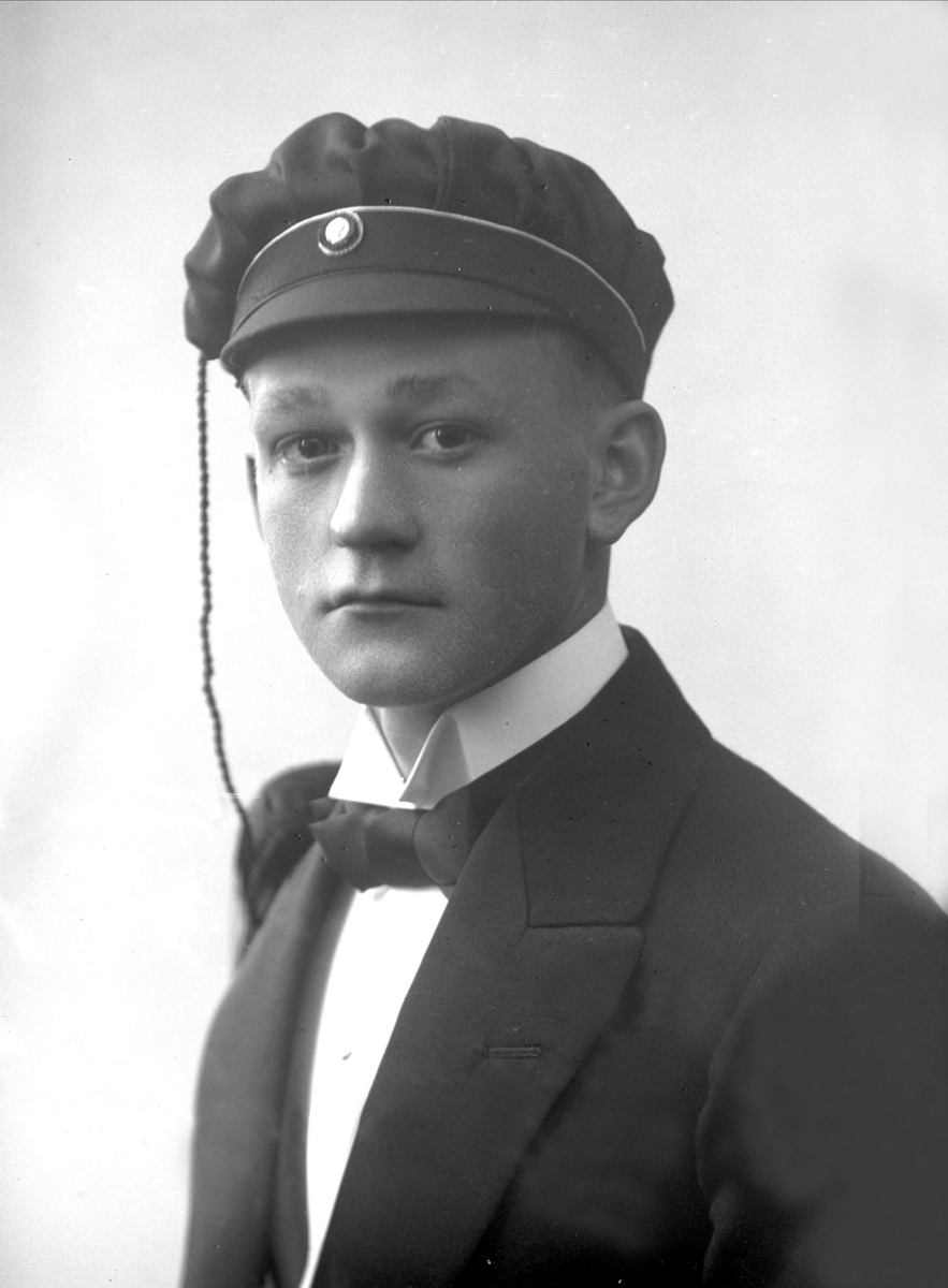 Gustav Borgen, Portrett, mann med studentlue. Arnfinn Haave.
