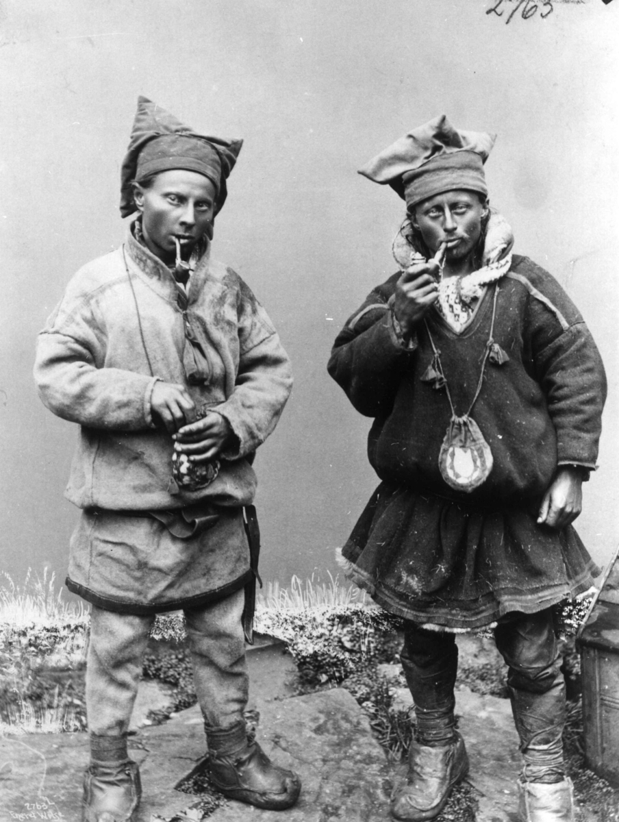 Anders Beer Wilse, To piperøkende menn kledd i drakter fra Kautokeino.