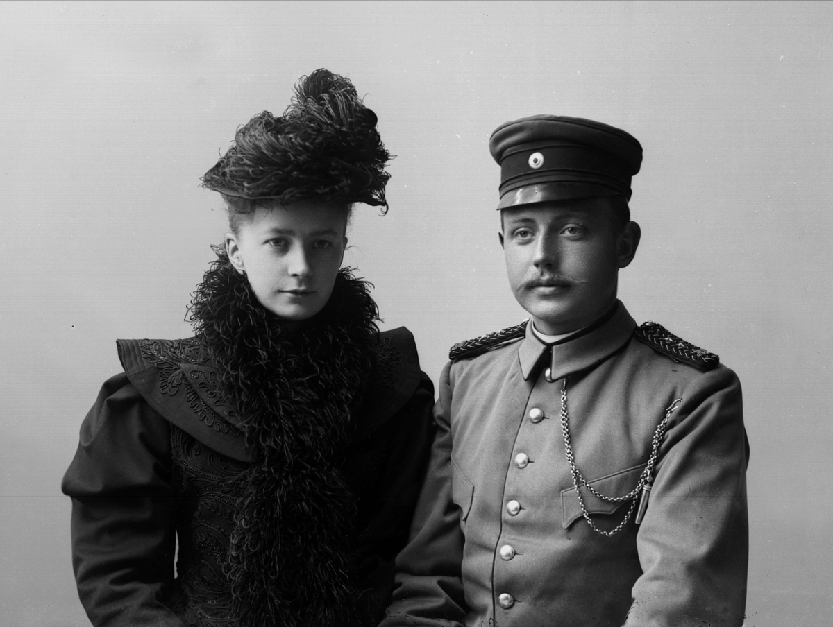 Gustav Borgen, Gruppeportrett, parbilde. Løytnant Løvenskiold i uniform.
