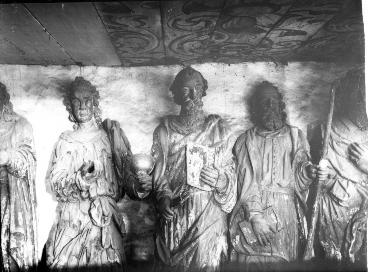 Calla Helena Sundbeck, Photograph of the Apostles in Brahekyrkan on Visingsö.